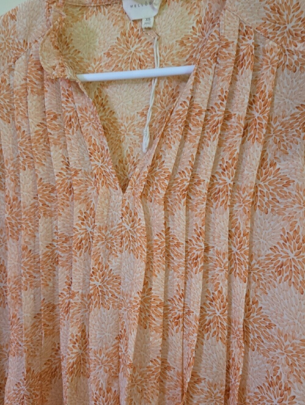Melloday Peach Floral Pleated V-Neck Top - Picture 4 of 6
